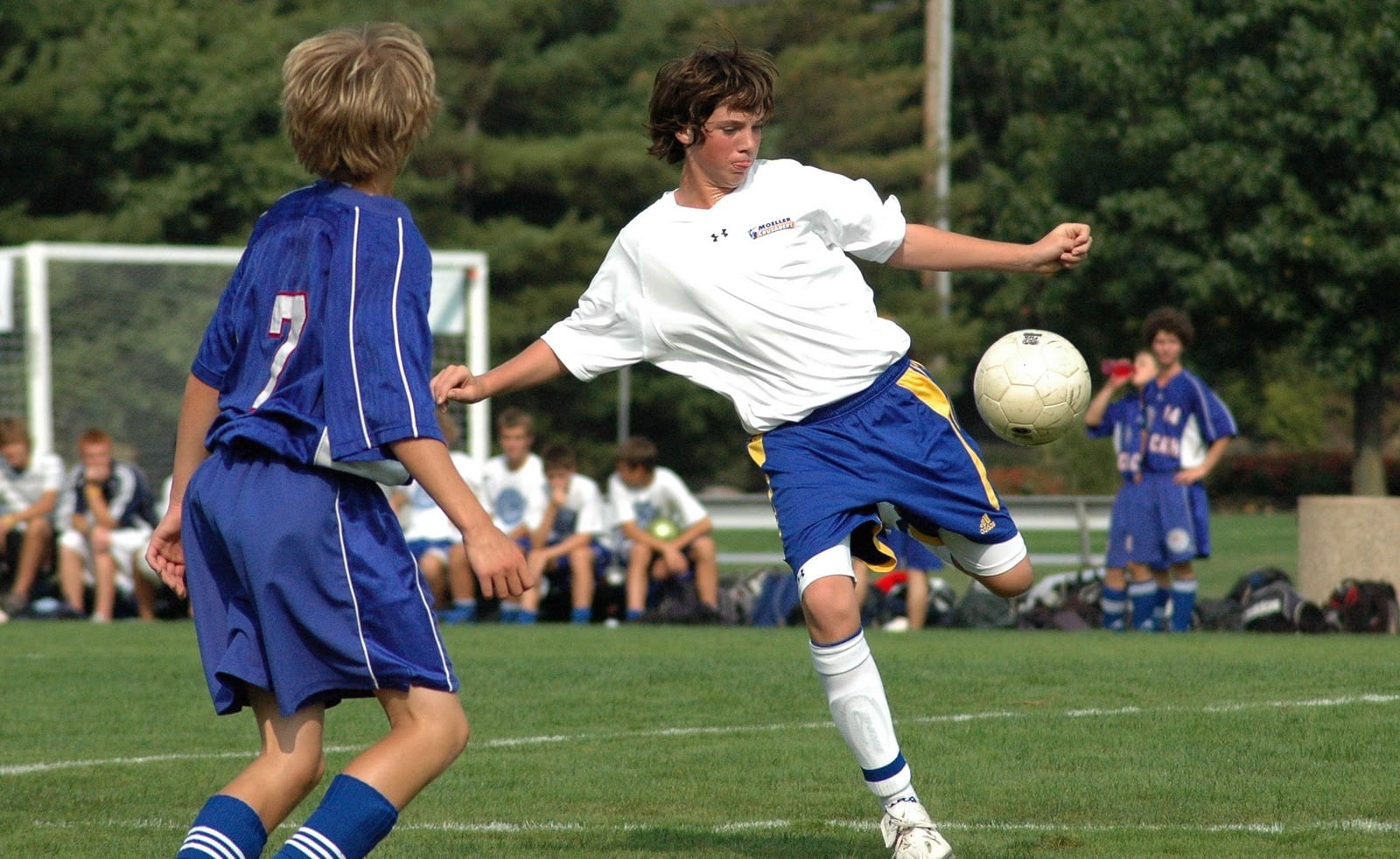 I play football better and better. Футбол дети. Футболисты босиком. Шота бойс футбол. Футбол картинки для детей.