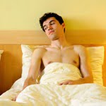 Verpfuschter Kerl im Bett. Viele Symptome, eine Ursache: Das neuroplastische Gehirn verändert sich beim Betrachten von Pornos