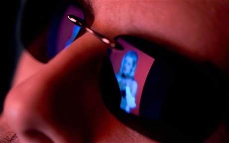 Reflet dans les lunettes de soleil du spectateur porno